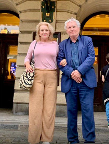 Gabriela Jurosz-Landa (1. Vorsitzende DTG Bayreuth) mit dem Repräsentanten der slowakischen Nationalität.